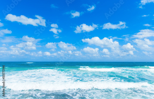 morze-tropikalne-z-pieknym-niebem