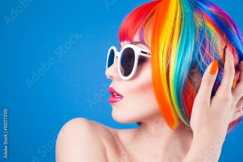 piekna-kobieta-nosi-kolorowe-peruki