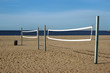 © ginton - Volleyballfeld am Strand / Ein Beachvolleyballfeld mit einem Volleyballnetz am Strand von Long Beach mit Blick auf den Ozean.
