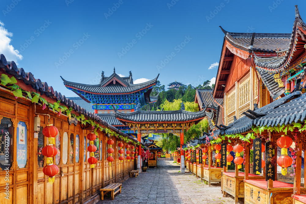 Street decorated with traditional Chinese red lanterns, Lijiang - obrazy, fototapety, plakaty 