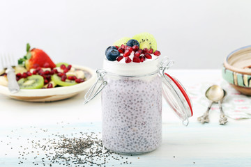 chia con yogurt e frutta in barattolo di vetro