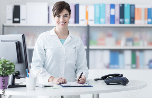 Fotografía Médico mujer sonriente de trabajo en la clínica