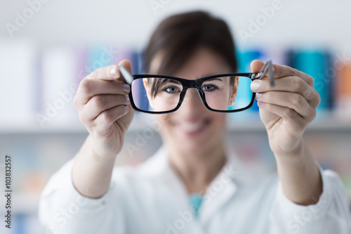 Fotografía Optometrist giving glasses to the patient