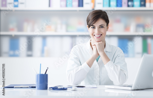 Fotografía Doctor que trabaja en el escritorio de oficina