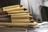 Akten und Papierstapel in einem Büro