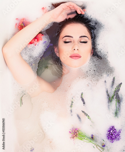 Zdjęcie XXL kobieta z kwiatami w kąpieli z pianką