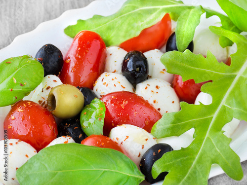 Naklejka - mata magnetyczna na lodówkę Mozzarella Salat mit Rucola und Oliven