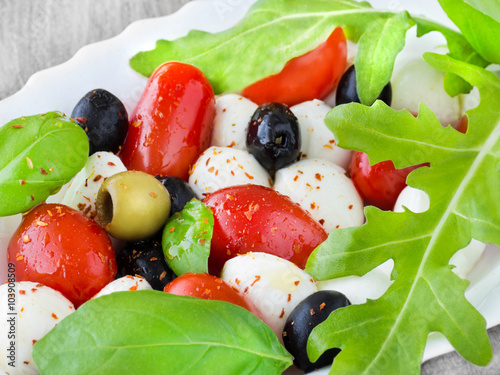 Naklejka nad blat kuchenny Mozzarella Salat mit Rucola und Oliven