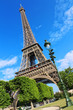 Tour Eiffel + lampadaire et arbres