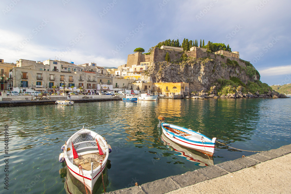 Włoskie wybrzeże - Sycylia, wyspa Lipari - obrazy, fototapety, plakaty 