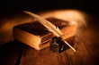 © felix - libro antico con penna e calamaio