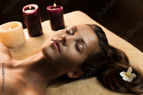Fotomural La muchacha se relaja en el spa