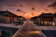 Maledivische Villen bei Sonnenuntergang