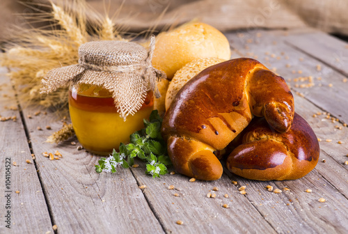 Fototapeta do kuchni Honey in a jar, slice of bread, wheat and milk on an old vintage