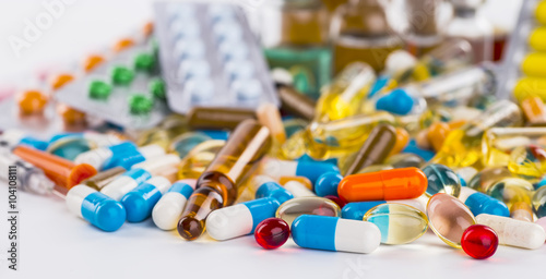 Fotografia Medications tablets and capsules in a beaker