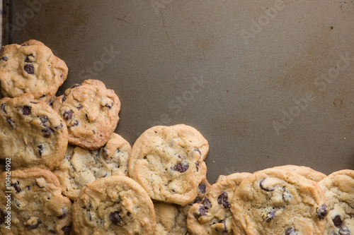Valokuva batch of homemade chocolate cookies on baking sheet with copy space