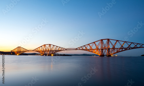 Zdjęcie XXL Sławny Forth Rail Bridge w Szkocji po zachodzie słońca