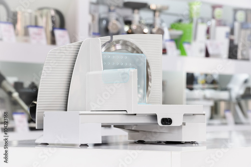 Fotografie, Obraz single electric food slicer in retail store