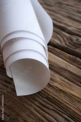 Leinwand Rolle Auf Holz Treibholz Hintergrund Kaufen Sie Dieses Foto Und Finden Sie Ahnliche Bilder Auf Adobe Stock Adobe Stock