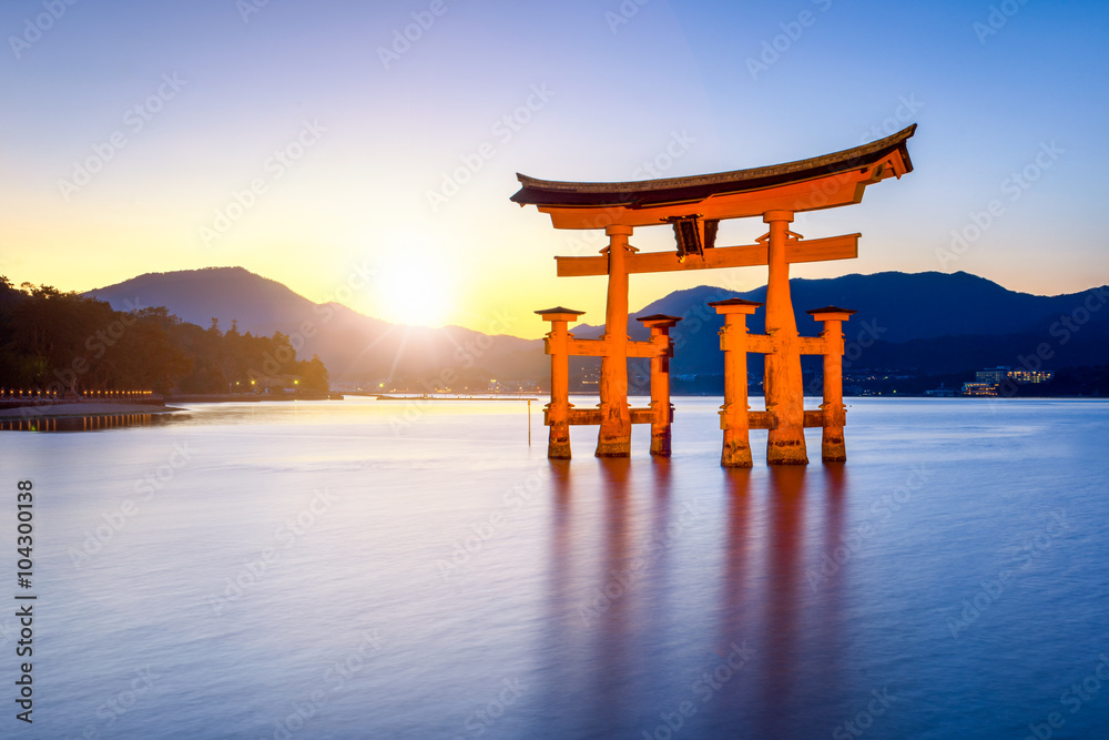 Großes Torii beim Itsukushima Schrein in Miyajima Japan - obrazy, fototapety, plakaty 
