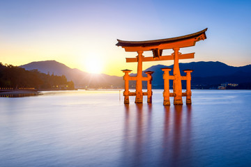 Fototapete - Großes Torii beim Itsukushima Schrein in Miyajima Japan