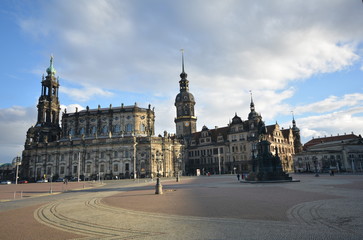 Wall Mural - Blick zur Katholischen Hofkirche und dem Residenzschloss in Dresden