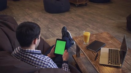 Poster - The man with the tablet welcome companion, a green screen.