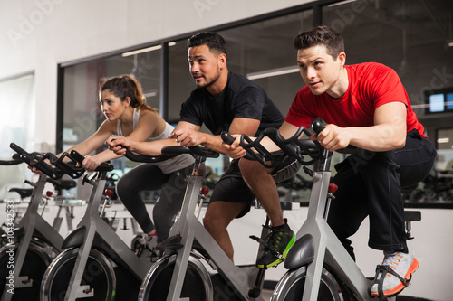 Foto Menschen einige Spinnen in einem Fitnessstudio zu tun