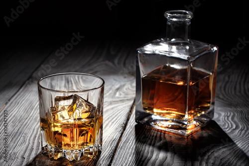 Verre rétro-éclairé de whisky avec de la glace Tableau sur Toile