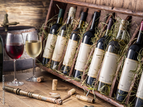 Photographie Les bouteilles de vin sur le plateau en bois.