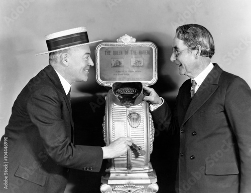 Fotomural Two men next to a nickelodeon