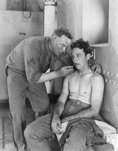 Fotografia, Obraz A soldier helps his comrade and lets him smoke his pipe