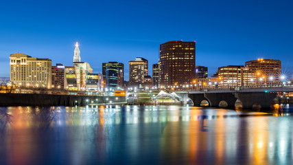Fototapete - Hartford skyline and Founders Bridge at dusk. Hartford is the capital of Connecticut.