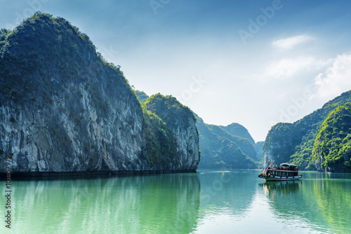Foto Tourist boat in the Ha Long Bay of the South China Sea, Vietnam