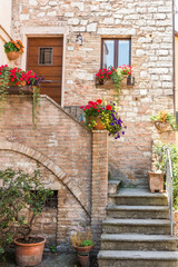 Wall Mural - Ingresso romantico di abitazione storica con vasi di fiori