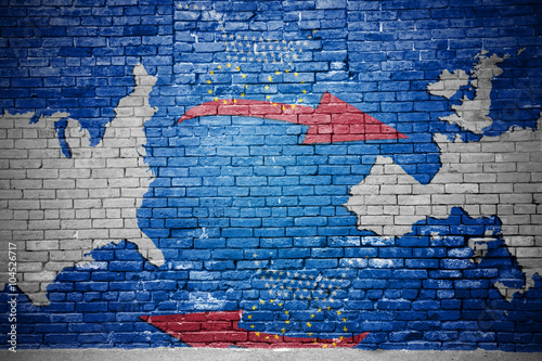 Fotografie, Obraz Ziegelsteinmauer mit Freihandels-Graffiti TTIP