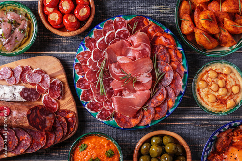 Fotografía Typical spanish tapas concept, rustic style, top view.