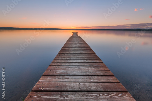 Fototapeta na szkło Stary drewniany molo na zmierzchu