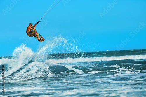 Fototapety Kitesurfing  obraz-na-plotnie-rekreacyjne-sporty-wodne-akcja-zdrowy-mezczyzna-surfer-kiteboarding