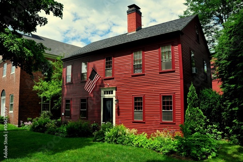 Fotografía Hancock, New Hampshire - July 11, 2013: 18th century clapboard colonial home a
