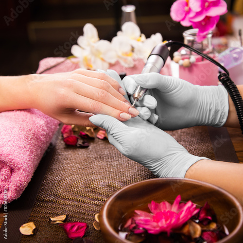Photographie Gros soins des ongles par un spécialiste de la manucure dans le salon de beauté