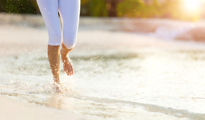 Canvas Print - Detail of woman legs running on beach