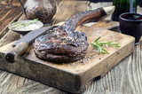 Fototapeta Dmuchawce - Gegrilltes Tomahawk Steak rustikal