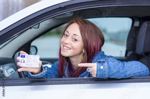 Fotografía Atractiva chica caucásica mostrando su licencia de conducir