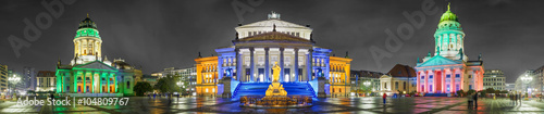 gendarmenmarkt-plac-polozony-w-historycznym-centrum-berlina-oswietlone-i-kolorowe-budynki-noca