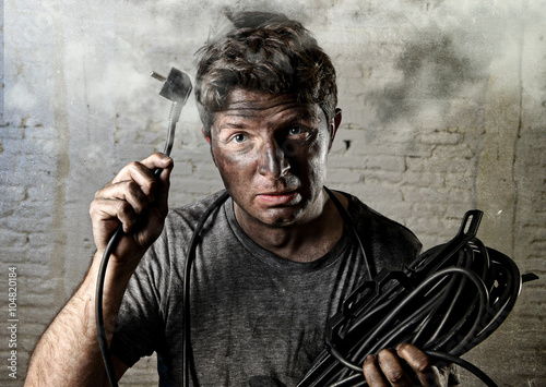 Fotografía Del cable del hombre sin formación de sufrir accidente eléctrico con la cara que