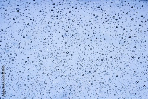 Naklejka na szafę okno po kroplach deszczu