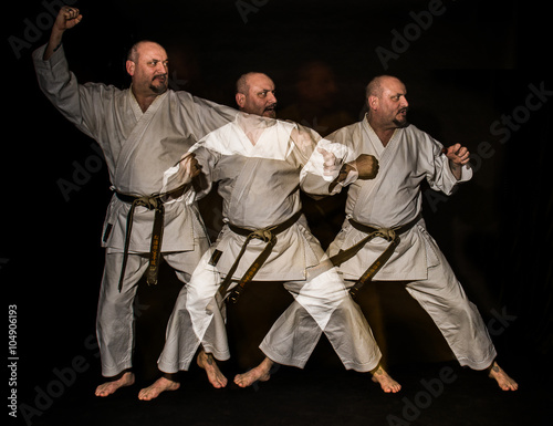 Photo Le karaté est un art martial dont les techniques visent à à se défendre puis à répondre par une attaque