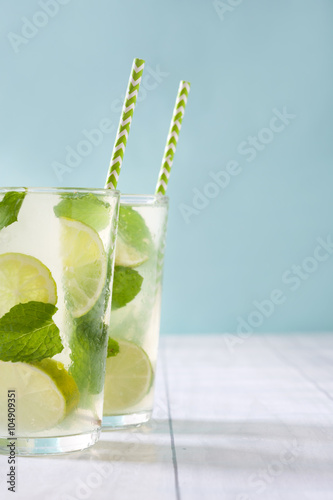 Summer drink. Fresh mojito with lime and mint. Blue background Billede på lærred