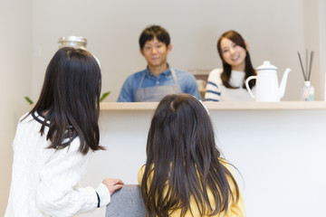 Canvas Print - カウンターキッチンで会話する家族